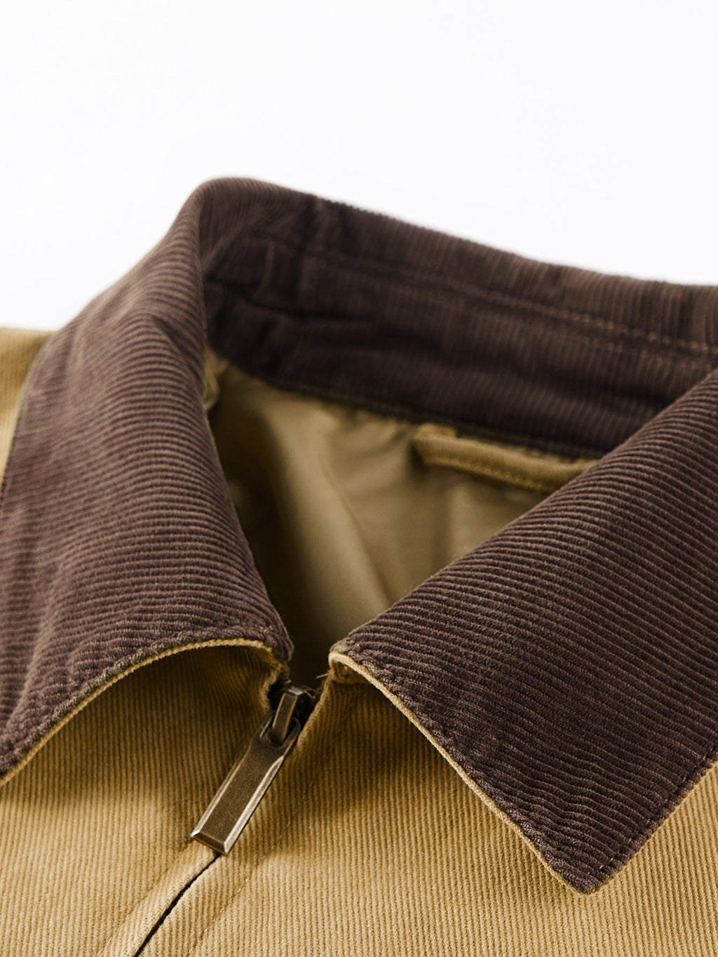 Chaqueta con cuello de pana lavada y cierre de cremallera