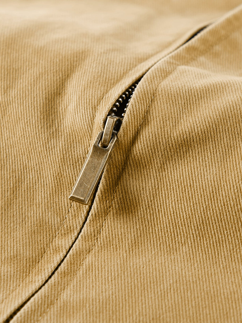 Chaqueta con cuello de pana lavada y cierre de cremallera