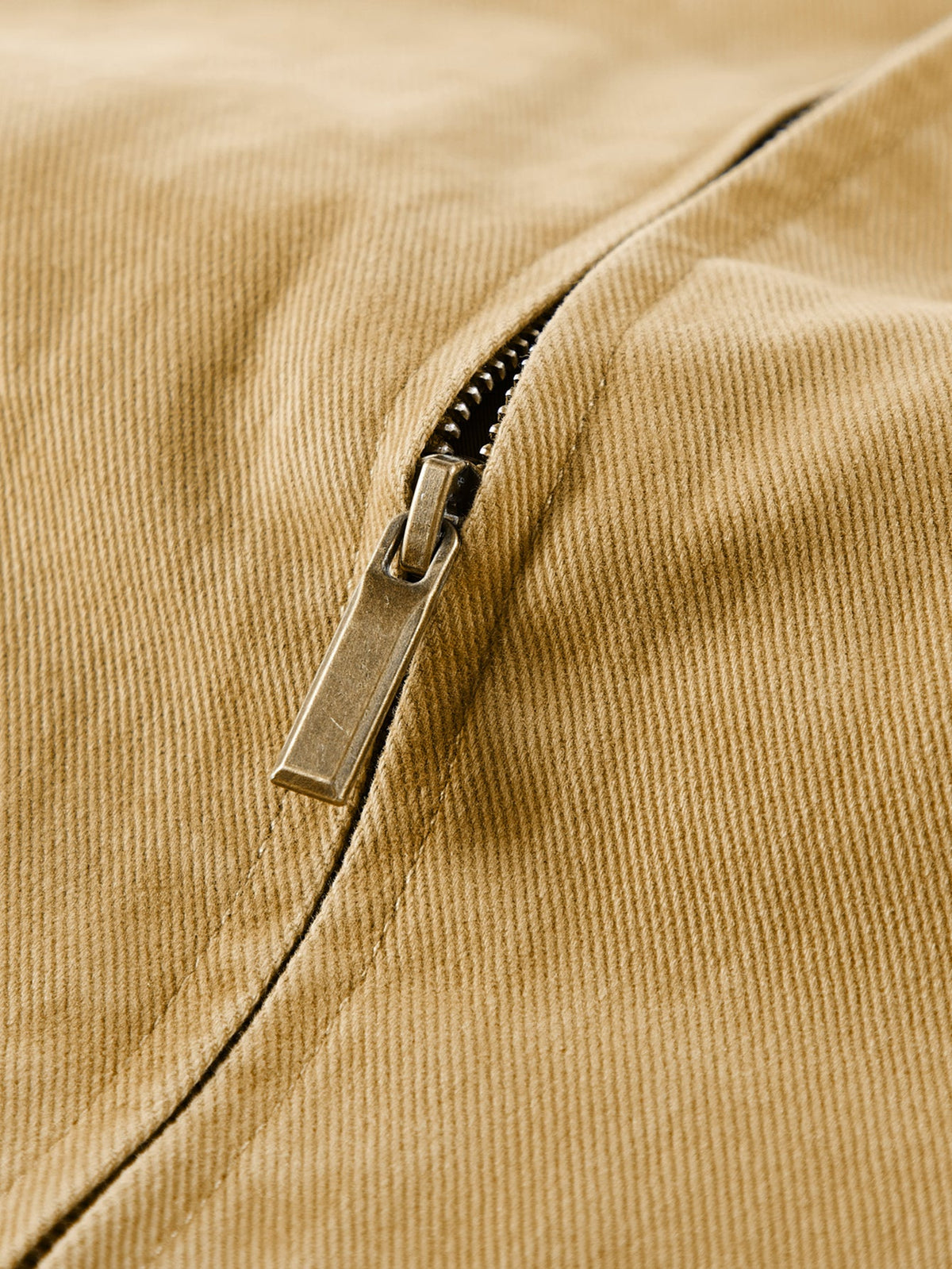 Chaqueta con cuello de pana lavada y cierre de cremallera