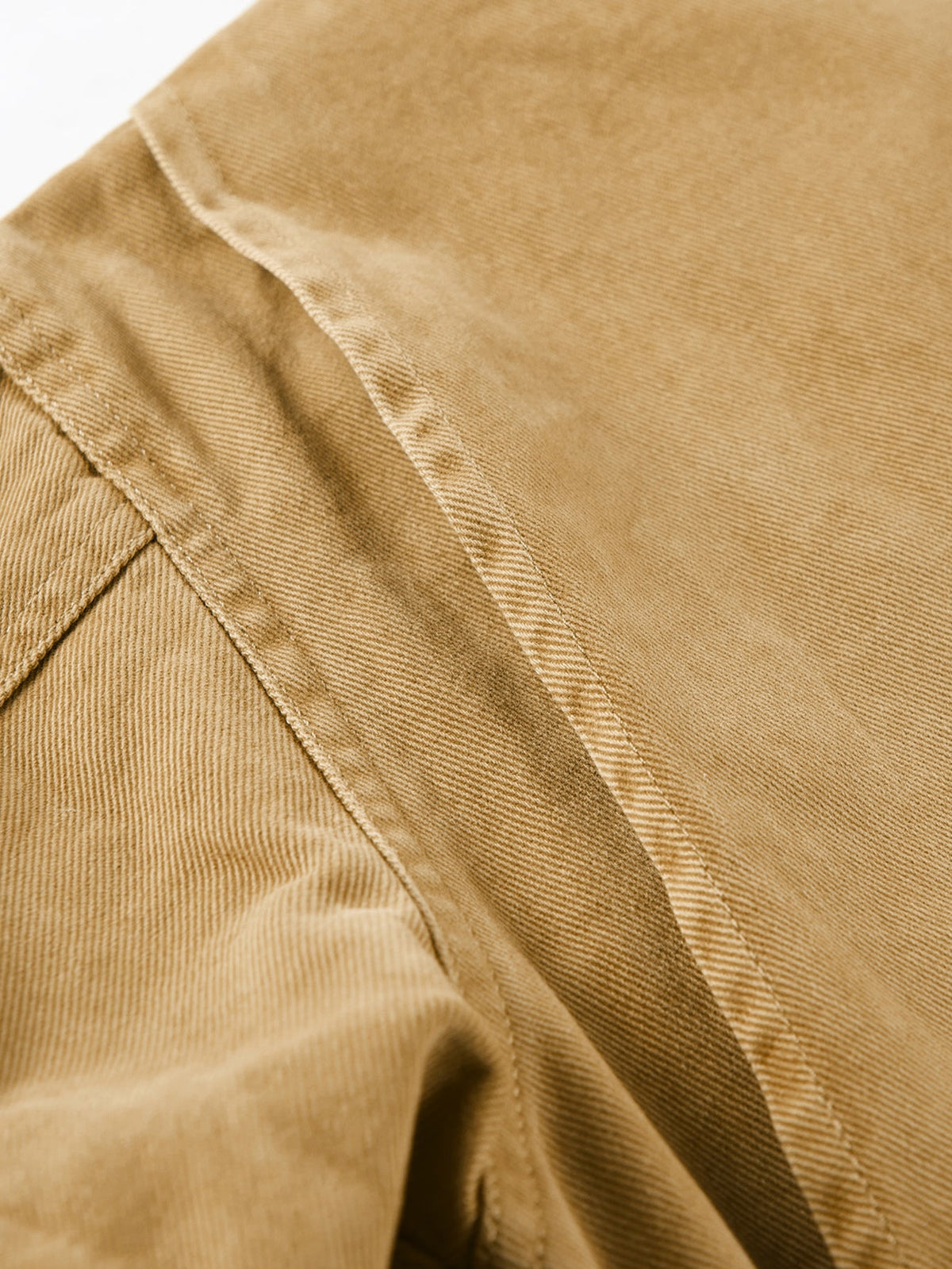 Chaqueta con cuello de pana lavada y cierre de cremallera
